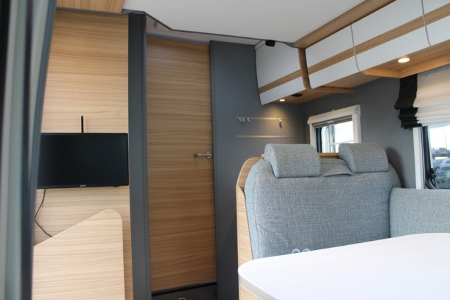 Dethleffs 7052 DBM Just 90 Queenbed + hefbed riante garage (94  foto: 27