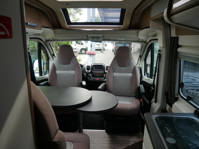 Carthago Malibu Van 640 LE Charming GT, 6.40 Meter Buscamper, L&auml;ngsbetten Foto: 20