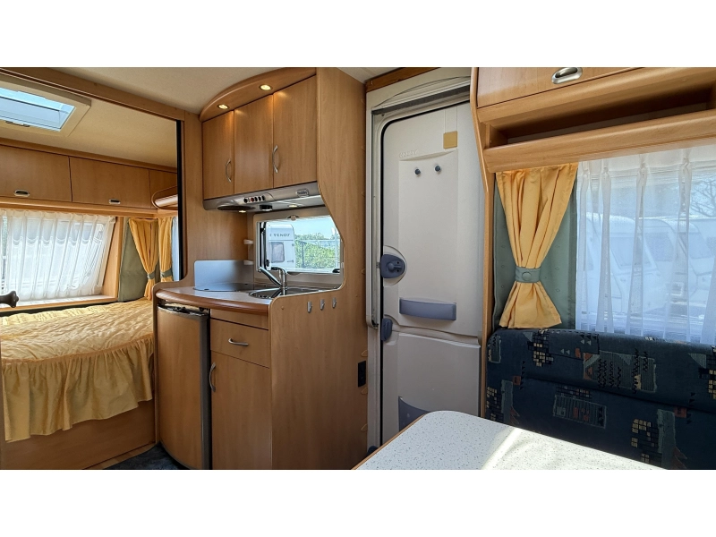 Hobby De luxe Easy 450 UF cama transversal asiento redondo inodoro foto: 6