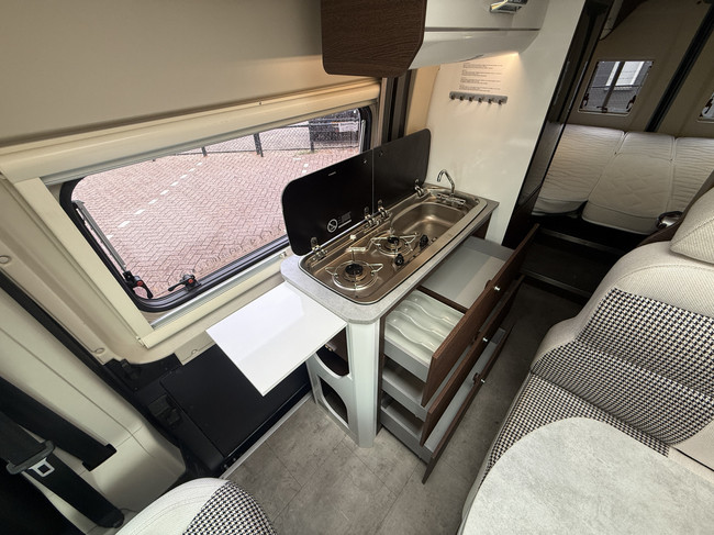 Karmann davis 620 9 traps automaat buscamper 141 pk euro 6 lengte bedden luifel hordeur uitzwenkbare fietsendrager zonnepanneel foto: 14