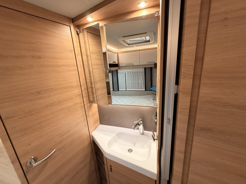 Knaus Sudwind Black Selection 450 FU +1700KG+Calefacci&oacute;n por suelo radiante foto: 13