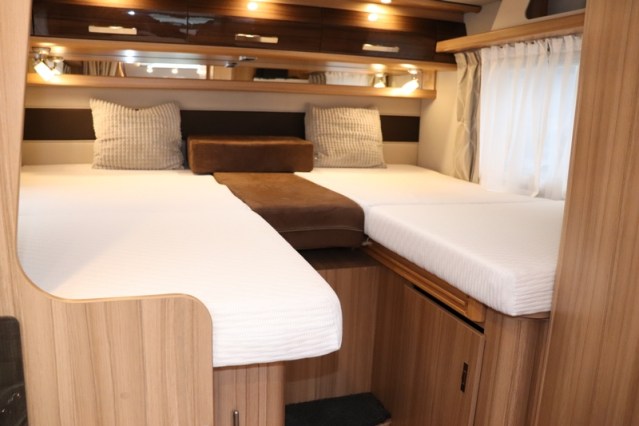 9 traps AUTOMAAT Knaus Platinum Edition Sun TI 650 vlakke vloer enkele bedden (80  foto: 44
