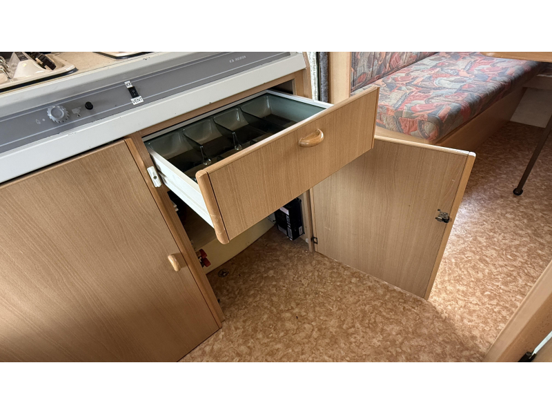 Adria Optima 425 TK Festbett Sitzgruppe Toilettenraum Foto: 10