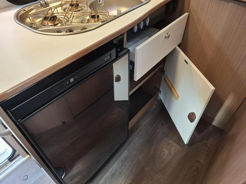 Hymer Carado 600 160PK Dwarsbed Topindelin  foto: 10
