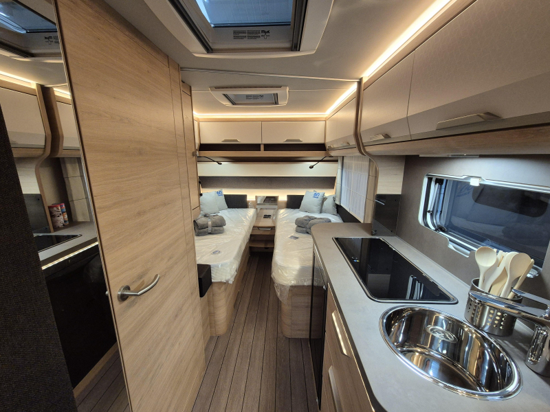 Knaus Sudwind 60 Years 500 EU Met luifel en vloerverw.  foto: 15