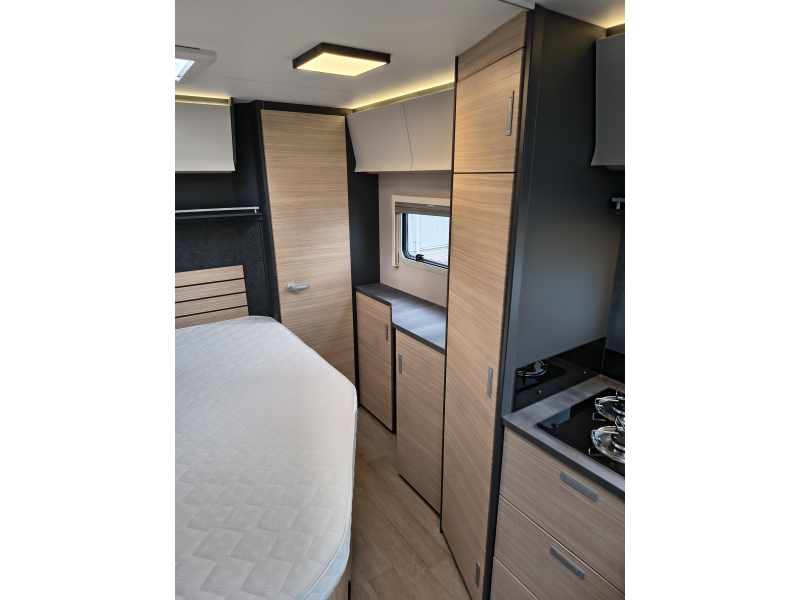 Hobby Optima De Luxe 70 F -Automatique-salle de bain arri&egrave;re photo : 13