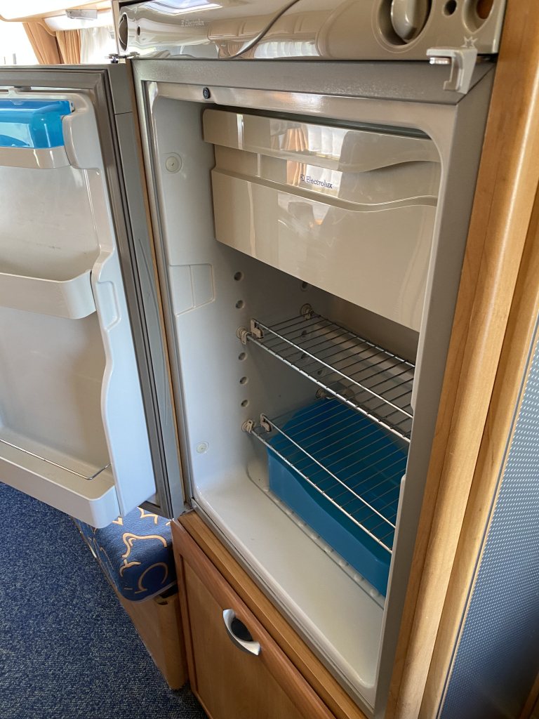 Hymer B 584 2.8 JTD 128 Pk Integraal, Hef-bed voor, Lange-bank, 3 Draaistoelen, Eindkeuken etc. Bj. 2002. B 584 Marum foto: 24