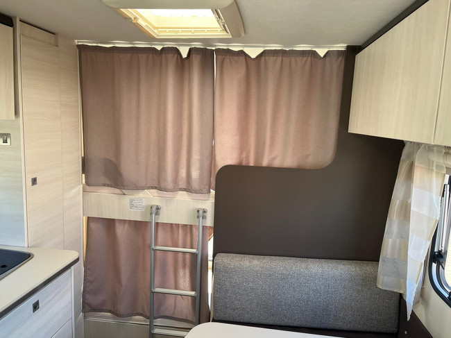 Caravelair Antares 476 Family Bunk bed | Bicycle rack | Awning | TV | French bed | Train seat | Screen photo: 23