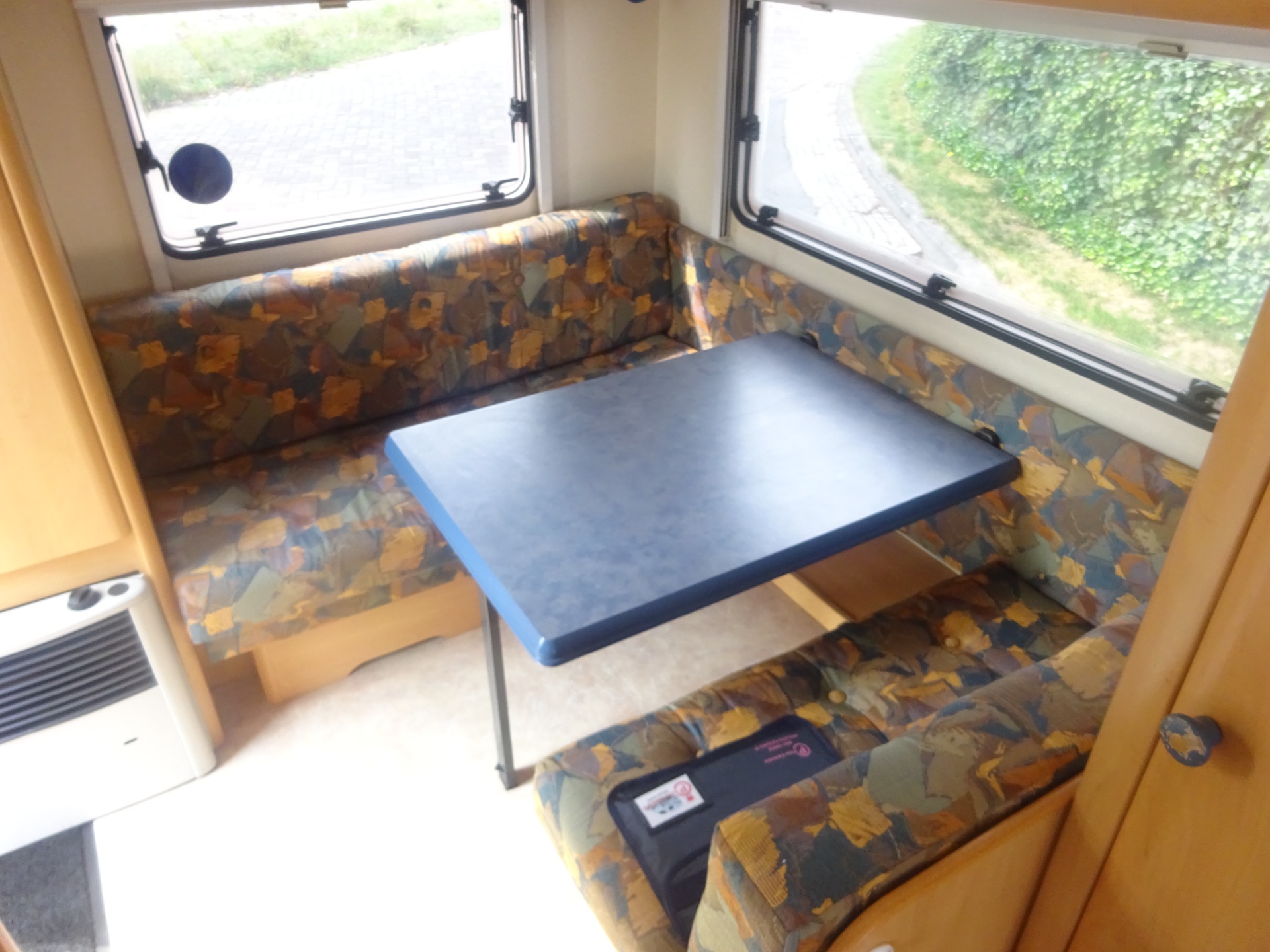 Hobby De luxe 440SF Met Brede Keuken +Vast Bed en Treinzit foto: 10