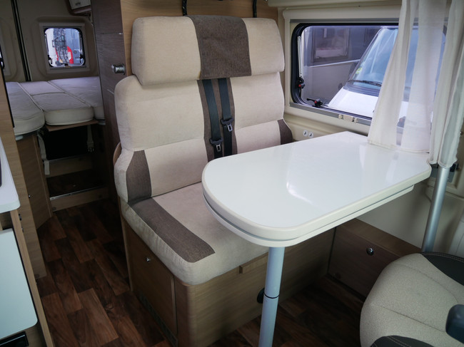 Karmann Davis 620, 6.40 Meter Buscamper, Lengtebedden foto: 9