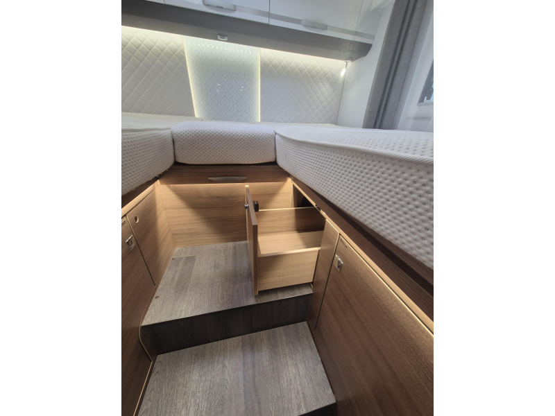 Adria Matrix Plus 670 DL face to face Foto: 16