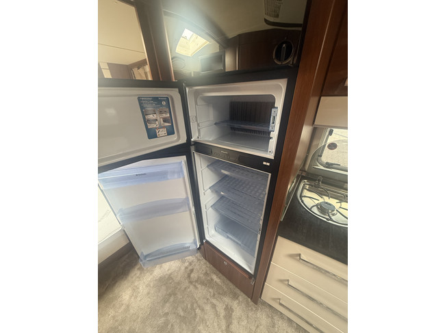 Fendt caravan BRILLANT 650 in nieuwstaat Queensbed  zakluifel Thule mover Truma xt hordeur leder tv dakairco truma groot dakluik oven  xxl koelkast foto: 15