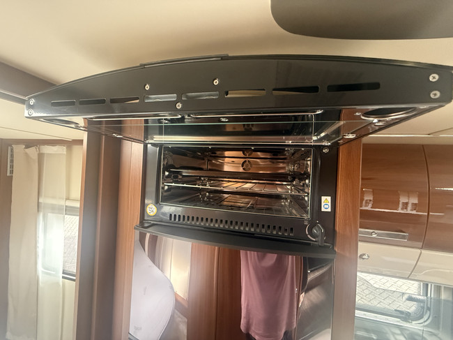 Fendt caravan BRILLANT 650 in nieuwstaat Queensbed  zakluifel Thule mover Truma xt hordeur leder tv dakairco truma groot dakluik oven  xxl koelkast foto: 16