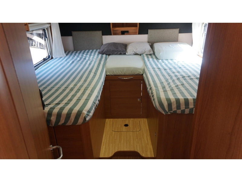LMC Breezer 730 H Lengte bedden en hefbed  foto: 11