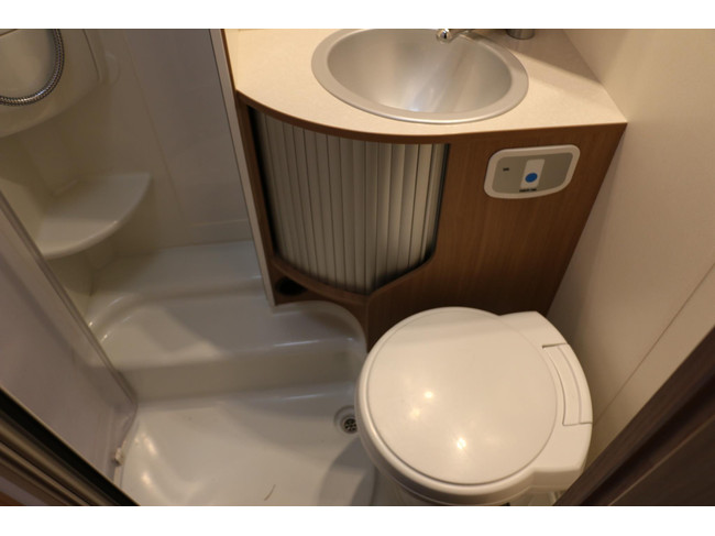Fiat Ducato Sun Living Lido M 45 SP vollgepackt mit Optionen! 6 Schlafpl&auml;tze! Kabinenklimaanlage + Klimaanlage im Wohnbereich, Hubbett, Navi, R&uuml;ckfahrkamera Foto: 11