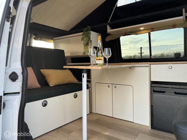 Volkswagen T6 2017 L1H1 zwart foto: 17