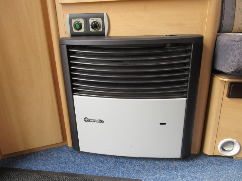 Dethleffs Camper 440 DB TRANSVERSE BED AND MOVER photo: 16