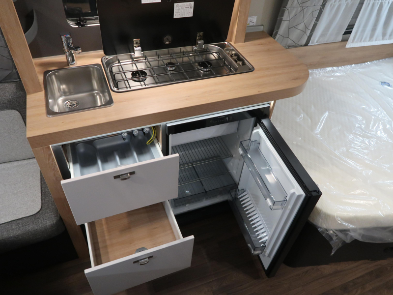 Knaus Sport 450 FU ROUND SEATING FRENCH BED!! photo: 10