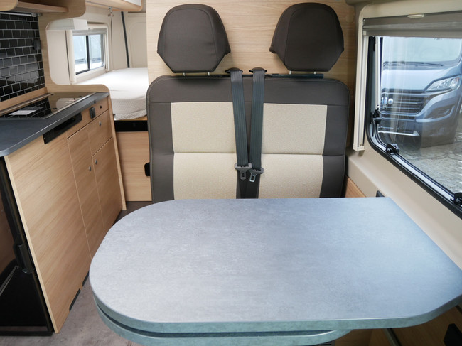 Roadcar (Pössl) R640, 6.40 Meter Buscamper, Lengtebedden foto: 10