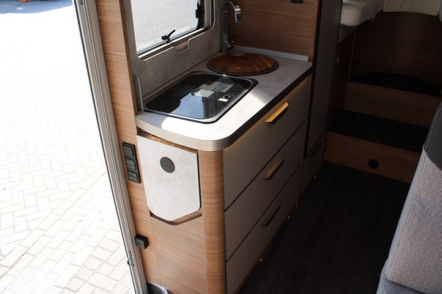 Jonge Knaus VanSation 650 Peugeot 2.2 l/ 165 pk met slechts 7.873 km enkele bedden (45  foto: 33