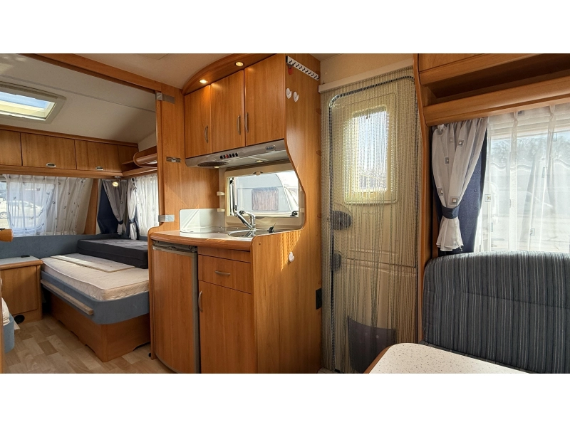 Hobby De luxe Easy 495 UL lits jumeaux salon rond photo : 6