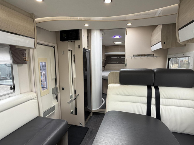 Challenger 398 XLB Queensbed Hefbed Zonnepaneel Luifel Bearlock photo: 11