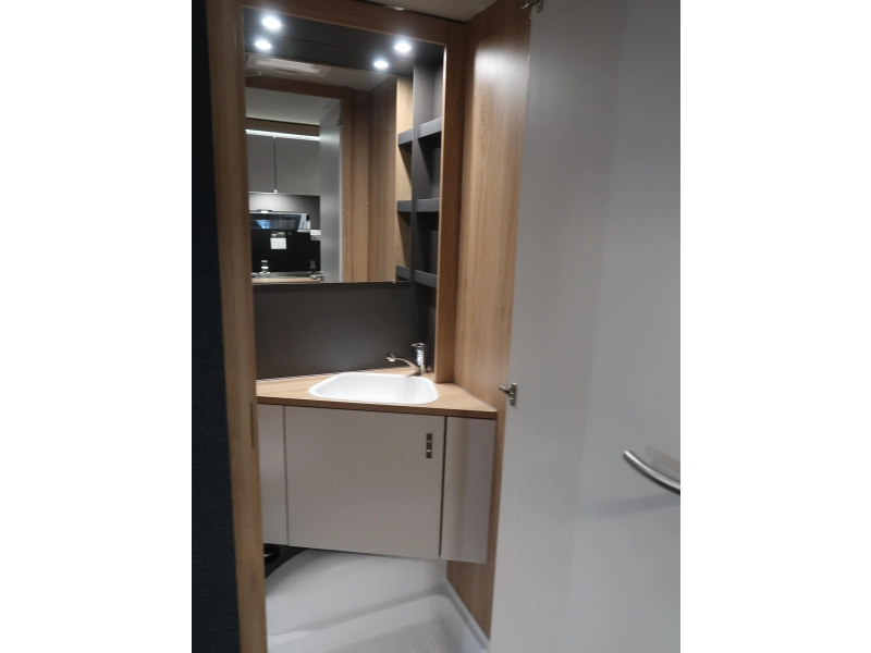 Knaus Sport 460 EU ENKELE BEDDEN / RUIME ZIT  foto: 13