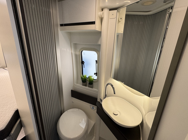 Adria Twin Supreme 640 SGX 180 pk AUTOMAAT 9-Traps Euro6 Fiat Ducato 8 **Lengtebedden in hoogte verstelbaar/4 zitplaatsen/2x Lithium/2 foto: 22