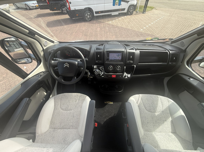 Adria CORAL 600 SC 164 PS Euro 6 sehr kompaktes Wohnmobil Queensize-Bett Panoramadach elektr. Fahrradtr&auml;ger TV 2x Solarpanel Remis Plissee Maxxfan Navi Kamera Leder Fliegengittert&uuml;r Foto: 10