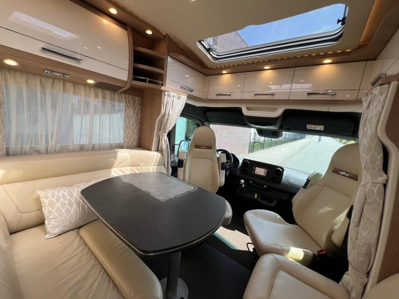 Carthago C-Tourer T 143 LE MERDCEDES/2 ZONNEPAN.  foto: 4