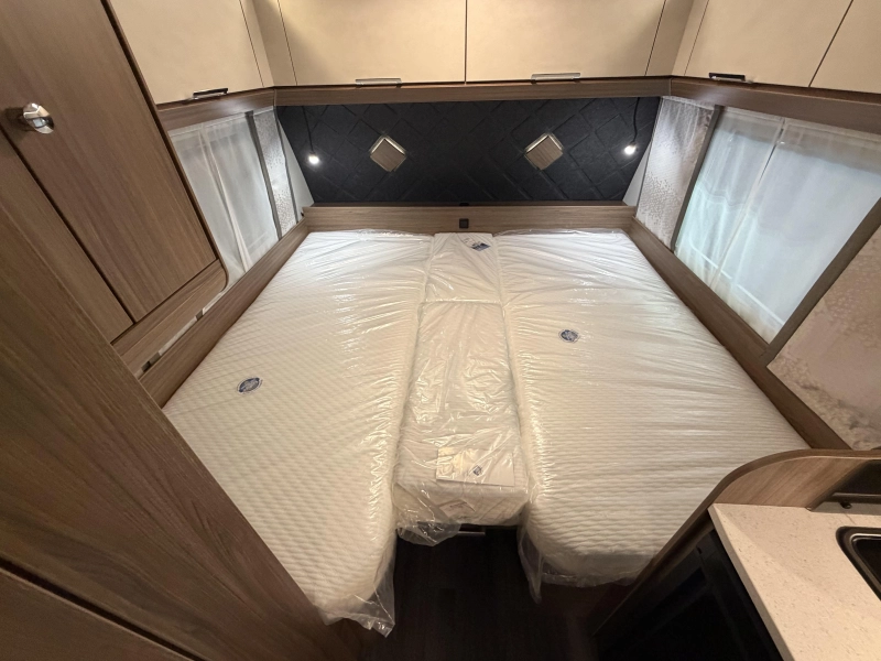 Tabbert Cazadora 460 E camas individuales / dinette foto: 17