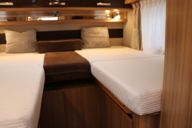 9 traps AUTOMAAT Knaus Platinum Edition Sun TI 650 vlakke vloer enkele bedden (80  foto: 46