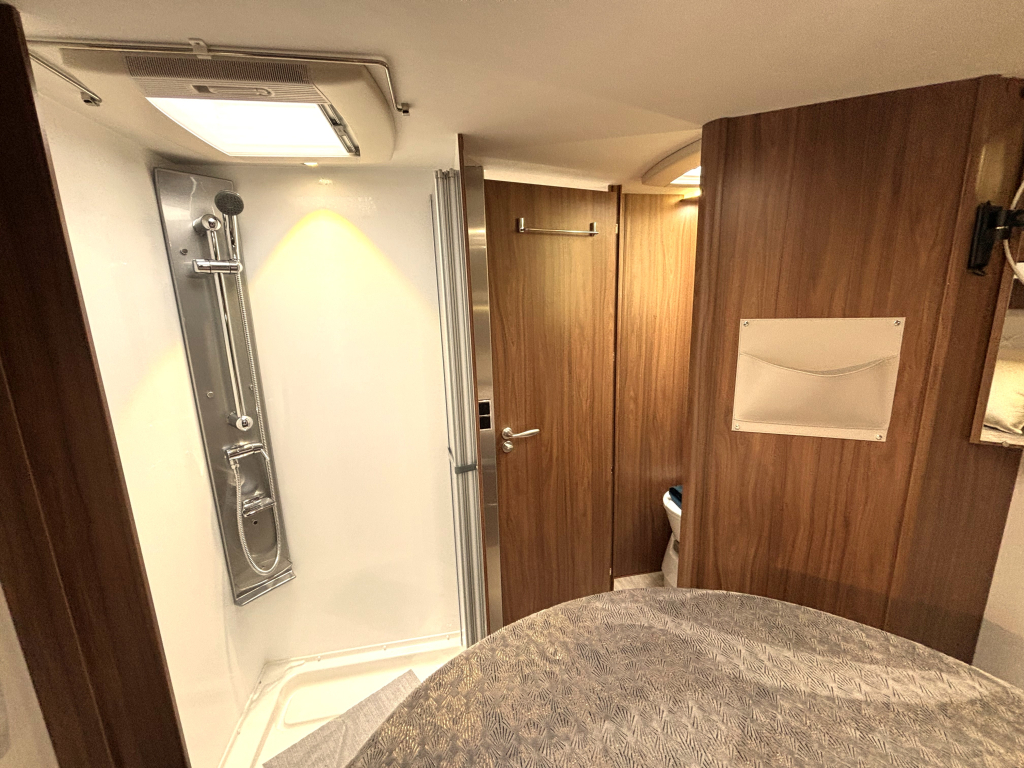 Pilote Sensation 700 P QUEENSBED 6.99M XXL GARAGE CONSTRUCT Foto: 10