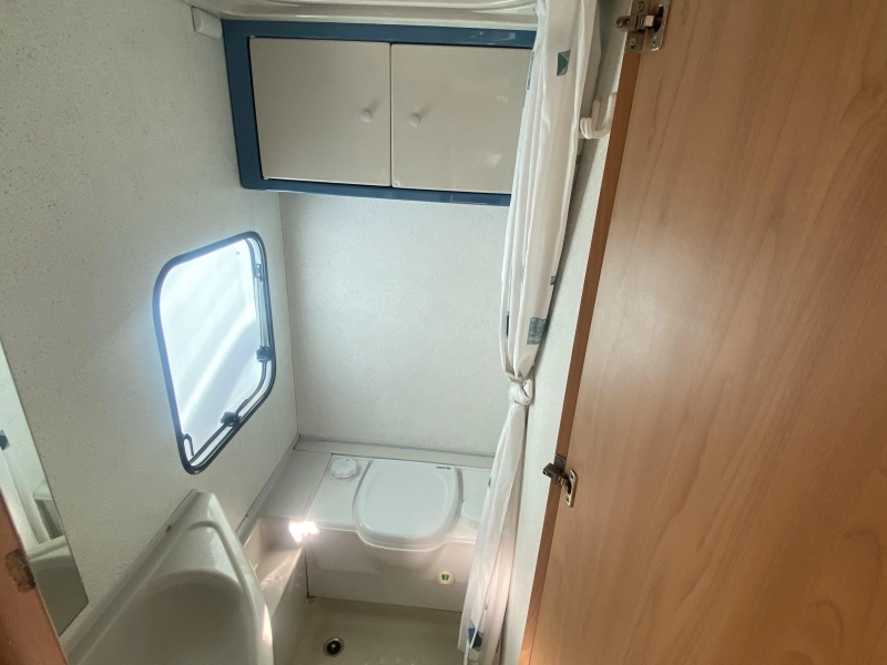 B&uuml;rstner T595 AIRCO 2.8 128 PS Franz&ouml;sisches Bett Foto: 24