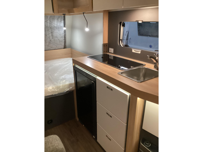 Knaus Sport 420 QD cama transversal foto: 8