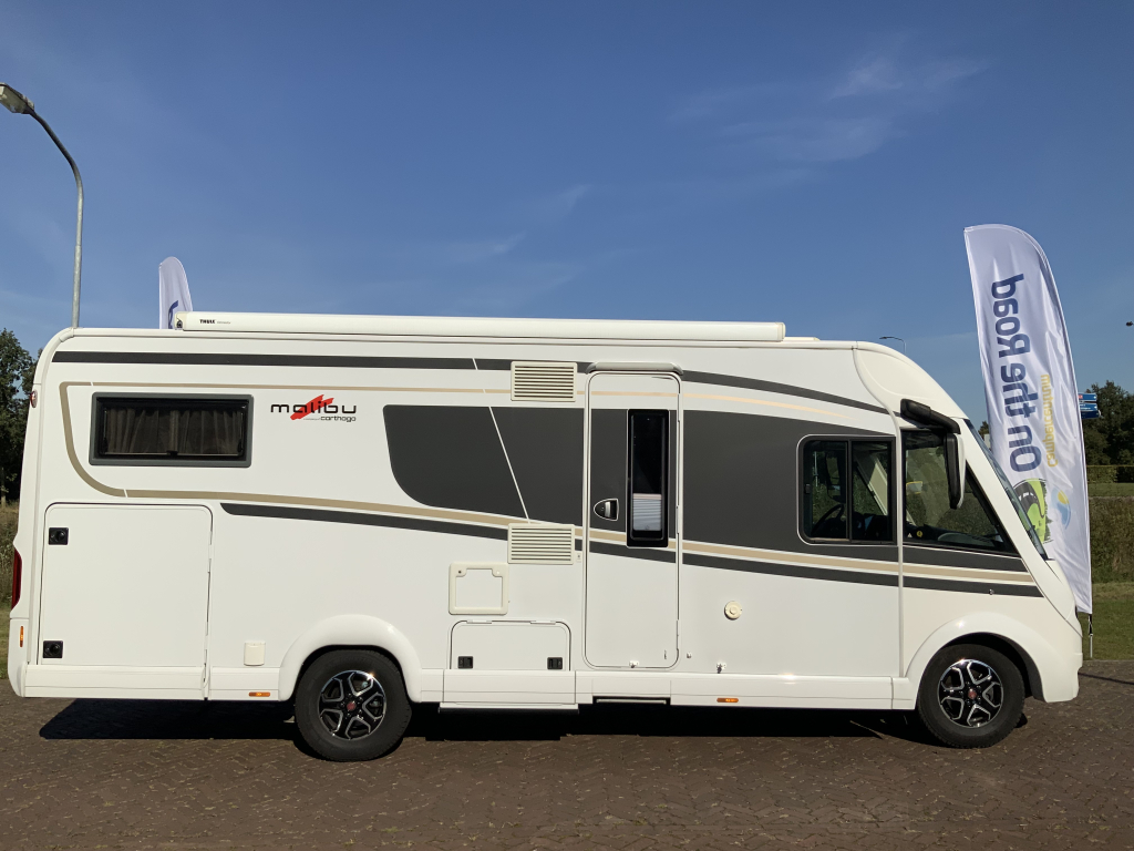 Carthago Malibu I 460 AUTOM&Aacute;TICA 150 CV Integral, Camas longitudinales y Cama abatible, Garaje, Aire acondicionado de motor, Aire acondicionado de techo, Sistema de nivelaci&oacute;n, Camper centrum on the road Marum foto: 2