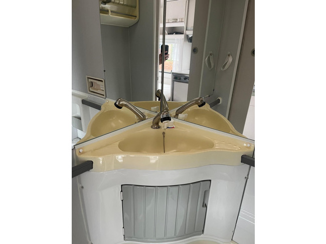 Knaus Sport 2404 | Auvent | Mover semi-automatique | Lit fixe | Dinette (coin salon rond) | Chauffage | Toilette &agrave; cassette | Galerie de toit/&eacute;chelle photo: 17