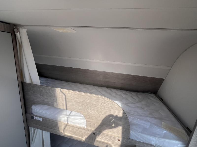 Bürstner Premio Plus 440 TK Met Isabella Ventura tent  foto: 12