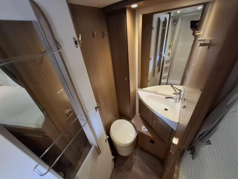 Hymer Carado 447 T 140CV Camas Individuales Solar foto: 9