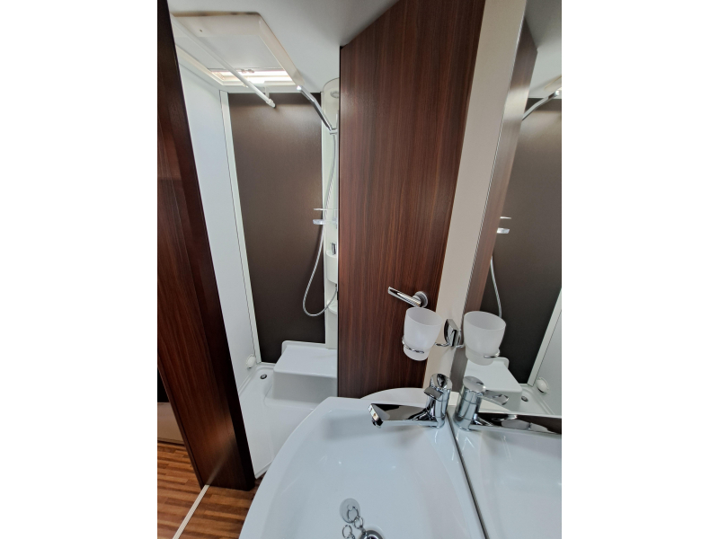 Adria Sonic Plus 700 SBC E & P Levelsysteem  foto: 11