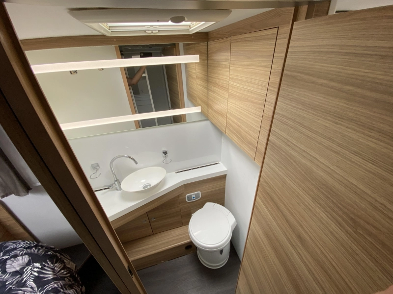 Adria Sonic Plus 700 DC Automaat | Dakairco Level  foto: 18