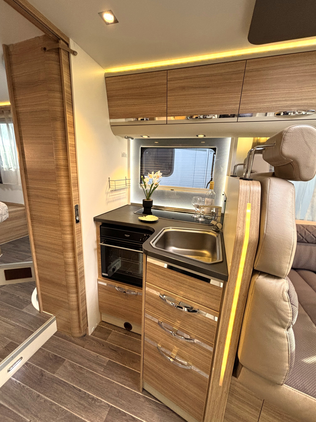 Adria Coral Platinum S 690 SC CAMA QUEEN ALKO SUSPENSI&Oacute;N NEUM&Aacute;TICA foto: 5