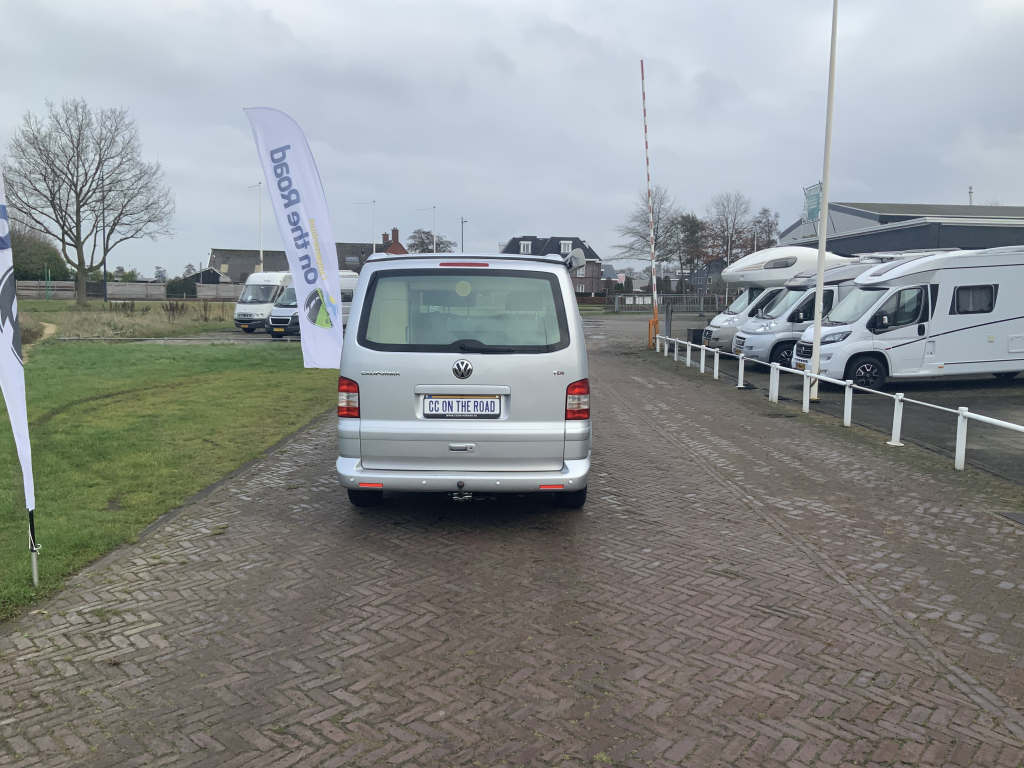 VW Westfalia California 2.5 TDi 130 PS, 5 Sitzpl&auml;tze, 4 Schlafpl&auml;tze, Elektr. Hubdach / Seitent&uuml;r, Bj 2006 Camper Centrum On the Road am Noorderringweg 4 in Marum. Foto: 26