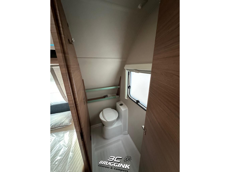 Knaus Sport 450 FU FRENCH BED Underfloor heating photo: 9