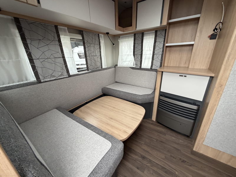 Knaus Sport 460 EU Einzelbetten / Dinette Foto: 4