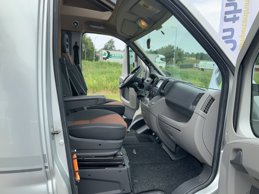 Knaus Van Ti 600 ME – Compleet 3 liter 160 PK Half-integraal, vastbed, halve- treinzit, draaistoelen Camper centrum on the road foto: 23