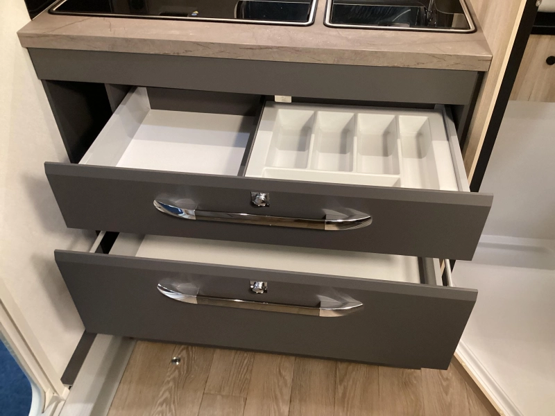 Hobby De Luxe 460 SFF Cama independiente/Ducha foto: 8