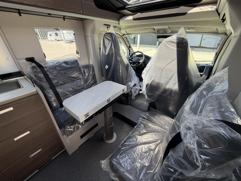 Adria Compact Supreme DL autom&aacute;tico / cama longitudinal foto: 4
