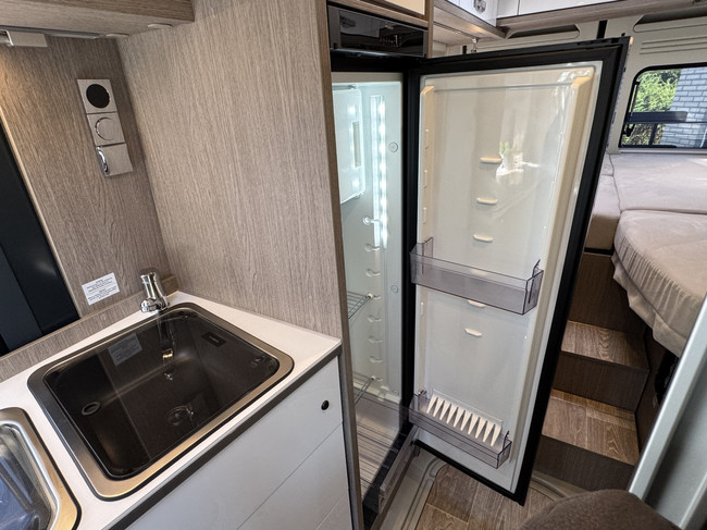 Pössl Roadcruiser 640 D-Line 160 pk AUTOMAAT 9-Traps Euro6 Fiat Ducato Maxi **Lengtebedden/4 zitplaatsen/XXL Koelkast/1e eigenaar/Full foto: 16