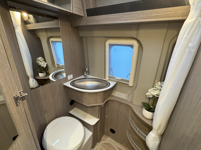 Pössl 2Win Plus 600 D-line 140 pk AUTOMAAT 9-Traps Euro6 Fiat Ducato NIEUW **Slechts 6 meter/Groot dwarsbed/4 zitplaatsen/Luifel/Apple foto: 21